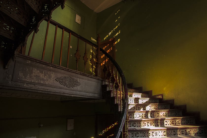 Monika Grobelna fotografuje wrocławskie kamienice. Klatki schodowe