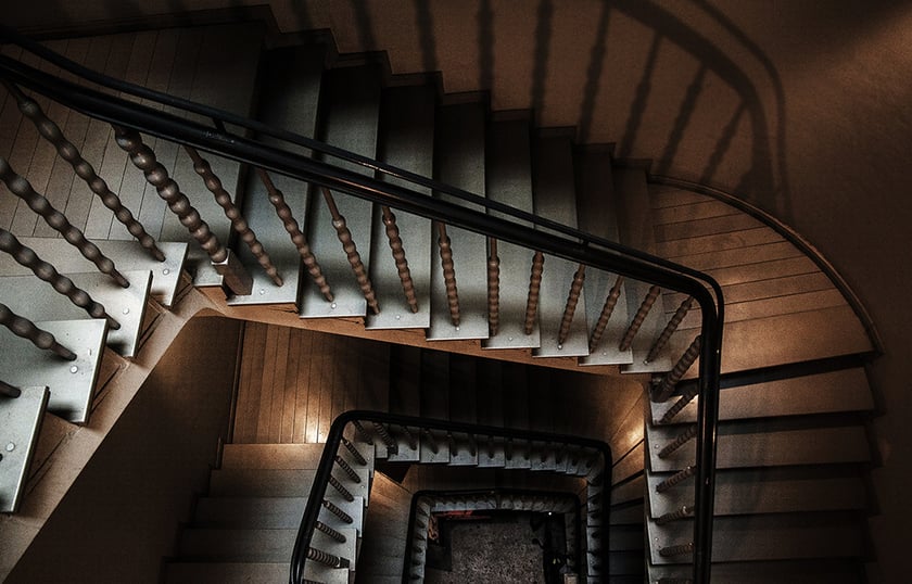 Monika Grobelna fotografuje wrocławskie kamienice. Klatki schodowe