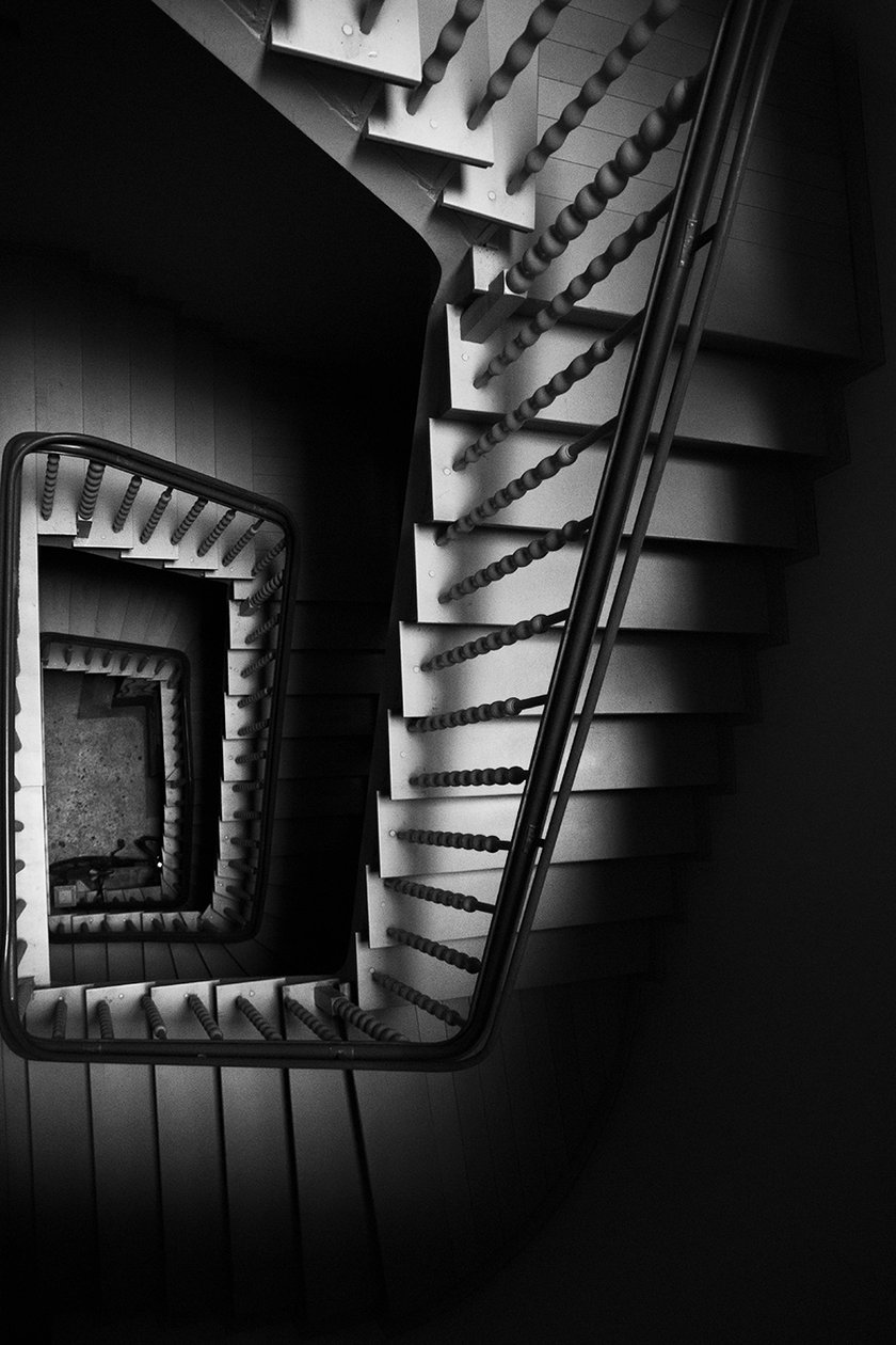 Monika Grobelna fotografuje wrocławskie kamienice. Klatki schodowe