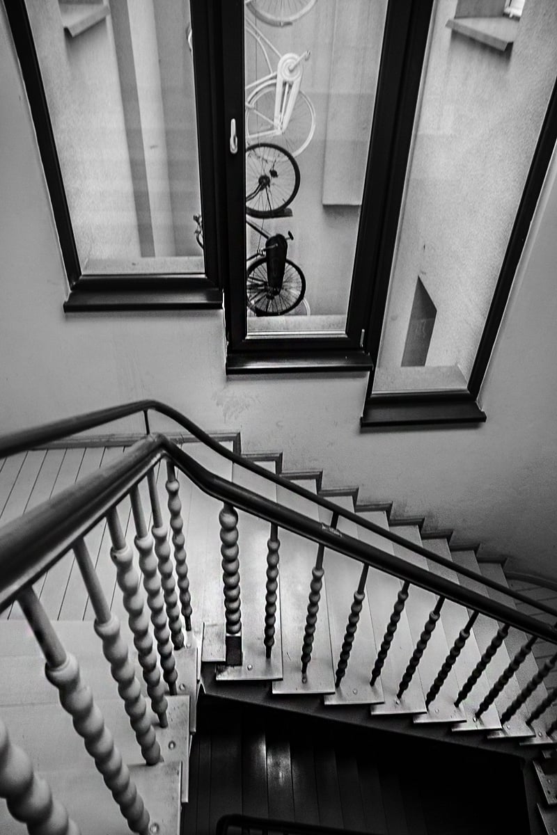 Monika Grobelna fotografuje wrocławskie kamienice. Klatki schodowe