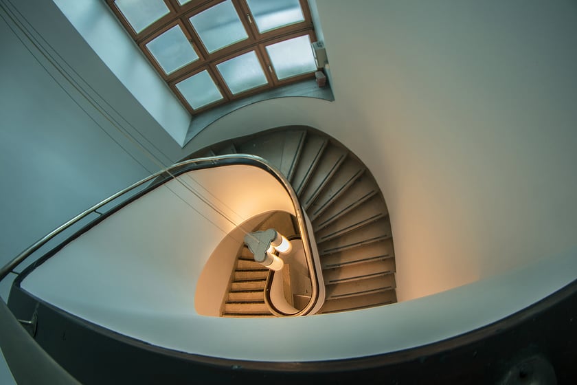 Monika Grobelna fotografuje wrocławskie kamienice. Klatki schodowe