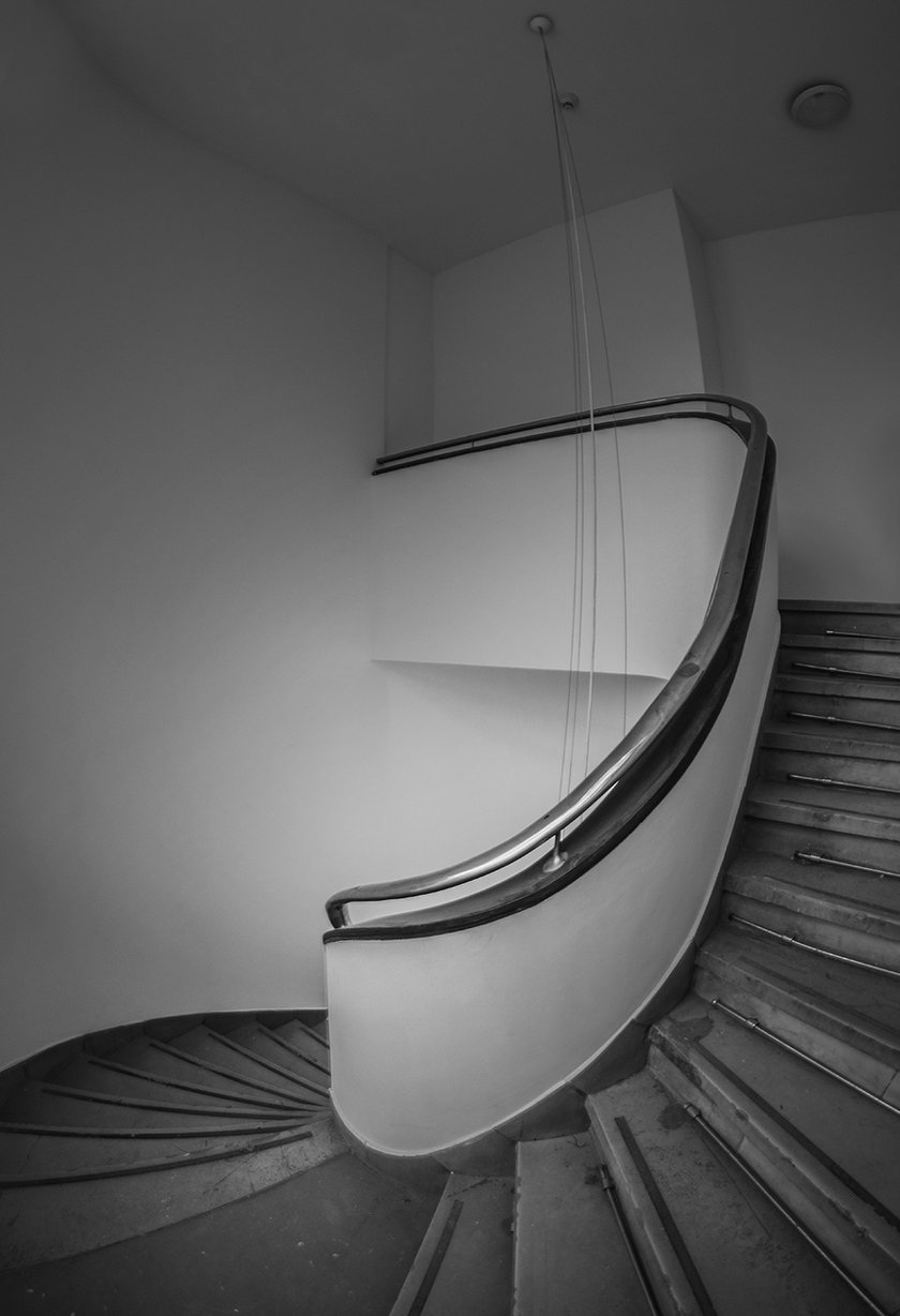 Monika Grobelna fotografuje wrocławskie kamienice. Klatki schodowe