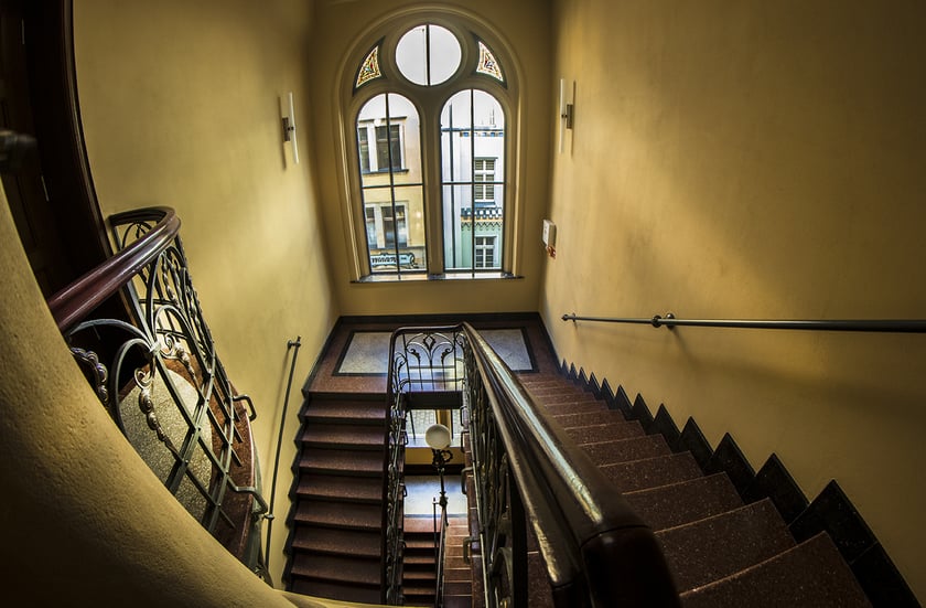 Monika Grobelna fotografuje wrocławskie kamienice. Klatki schodowe