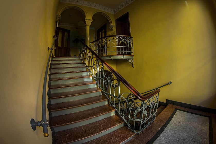 Monika Grobelna fotografuje wrocławskie kamienice. Klatki schodowe