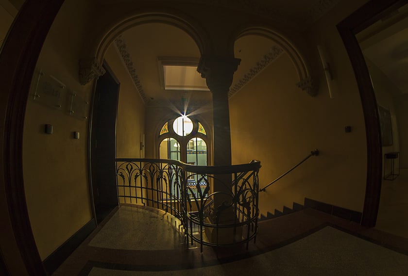 Monika Grobelna fotografuje wrocławskie kamienice. Klatki schodowe