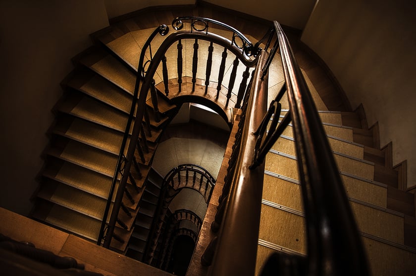 Monika Grobelna fotografuje wrocławskie kamienice. Klatki schodowe