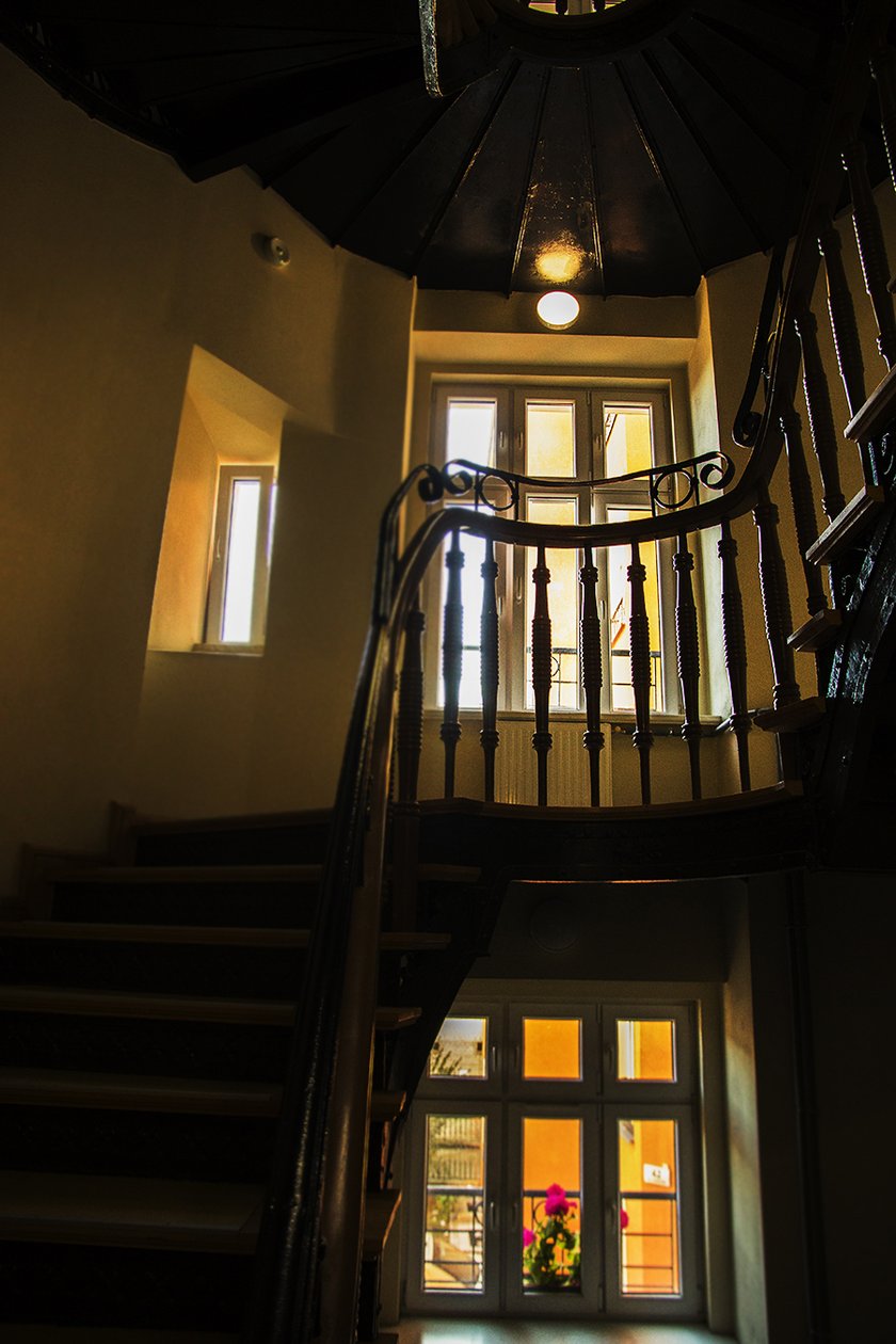 Monika Grobelna fotografuje wrocławskie kamienice. Klatki schodowe