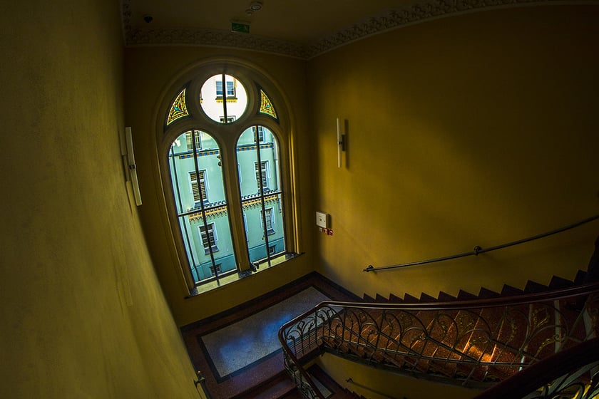 Monika Grobelna fotografuje wrocławskie kamienice. Klatki schodowe