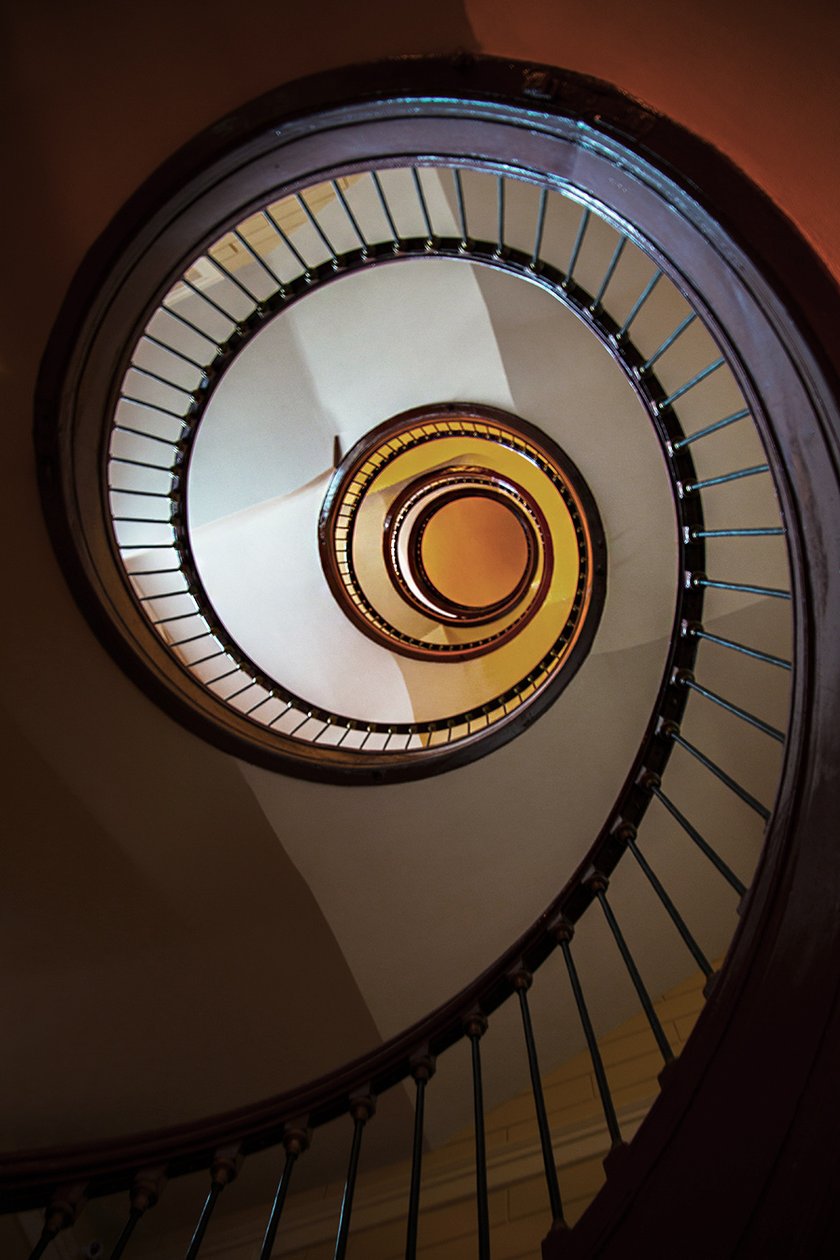 Monika Grobelna fotografuje wrocławskie kamienice. Klatki schodowe