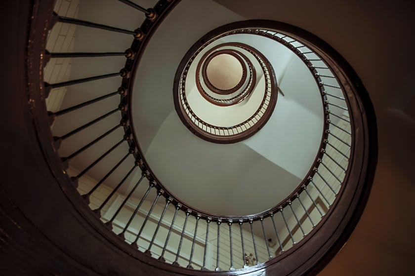 Monika Grobelna fotografuje wrocławskie kamienice. Klatki schodowe