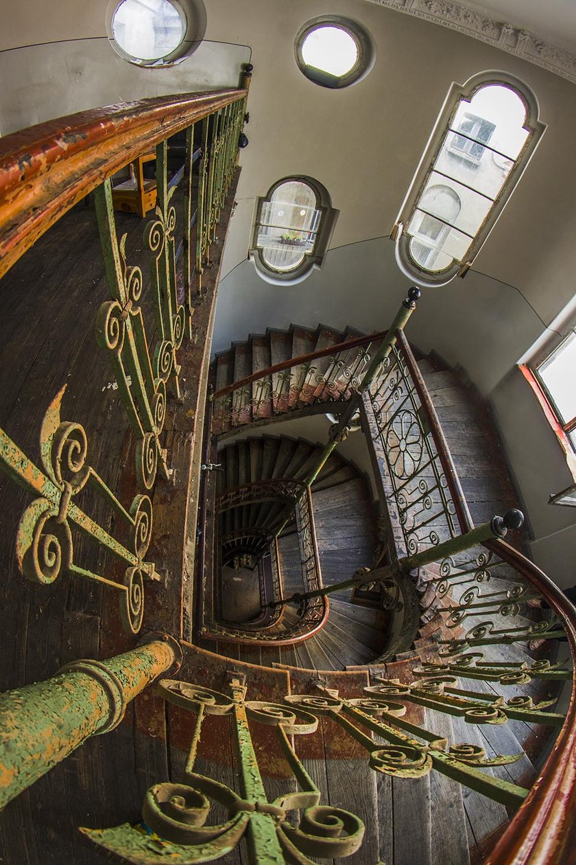 Monika Grobelna fotografuje wrocławskie kamienice. Klatki schodowe