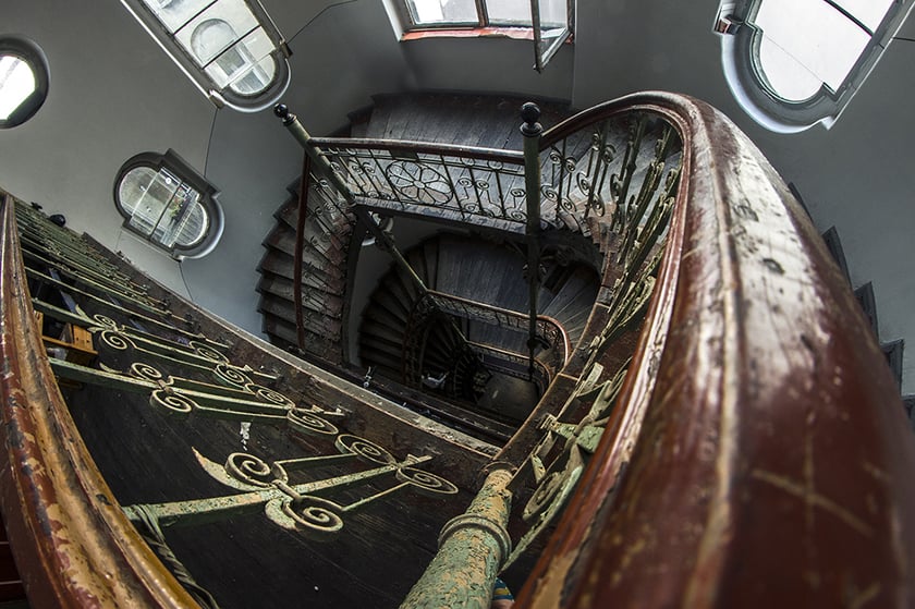Monika Grobelna fotografuje wrocławskie kamienice. Klatki schodowe