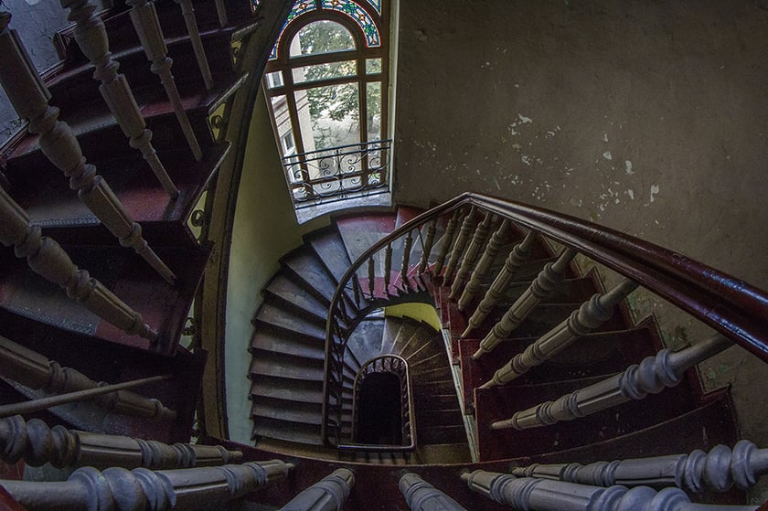 Monika Grobelna fotografuje wrocławskie kamienice. Klatki schodowe