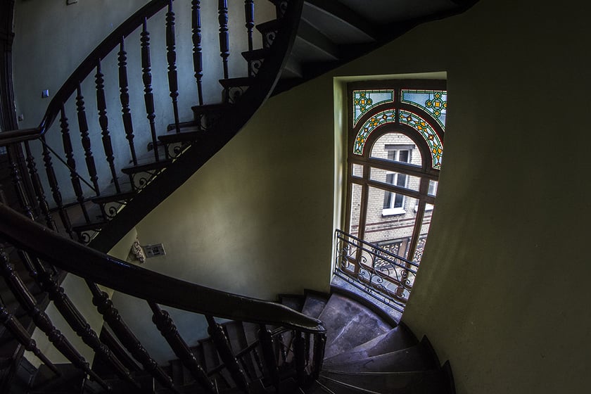 Monika Grobelna fotografuje wrocławskie kamienice. Klatki schodowe