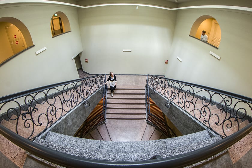 Monika Grobelna fotografuje wrocławskie kamienice. Klatki schodowe