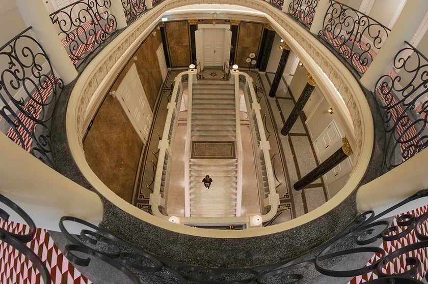 Monika Grobelna fotografuje wrocławskie kamienice. Klatki schodowe