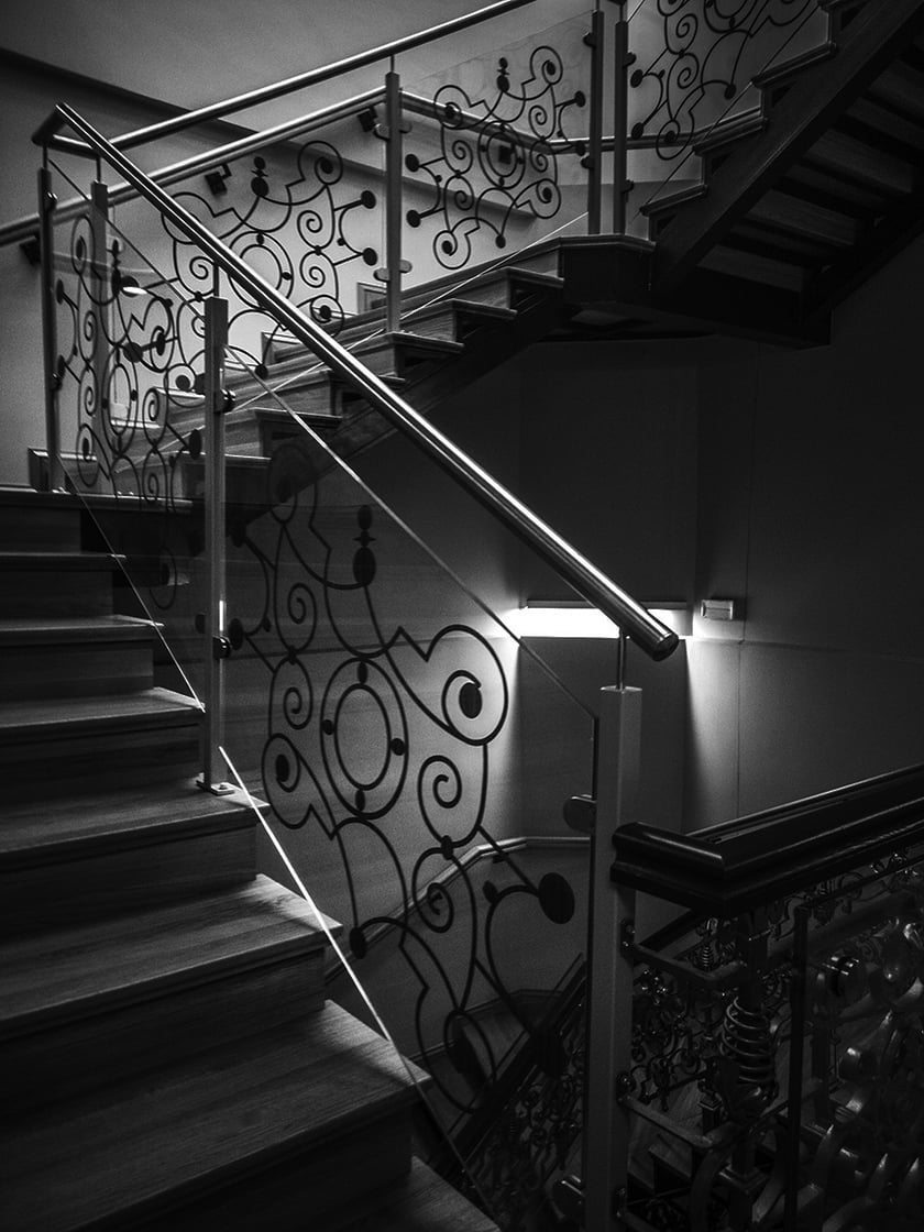 Monika Grobelna fotografuje wrocławskie kamienice. Klatki schodowe