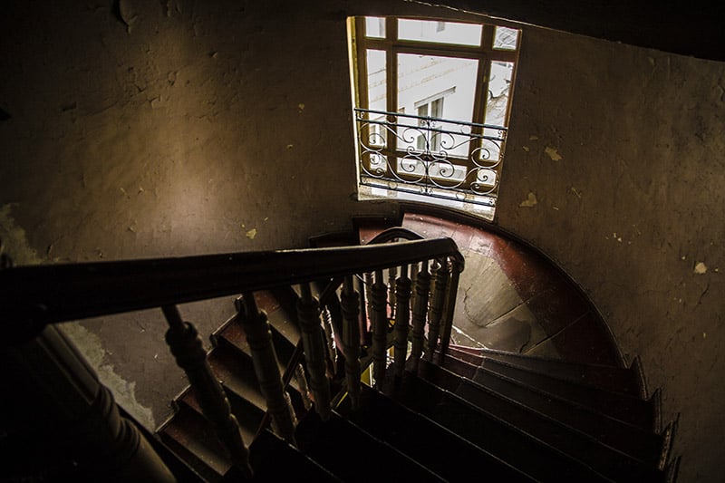 Monika Grobelna fotografuje wrocławskie kamienice. Klatki schodowe