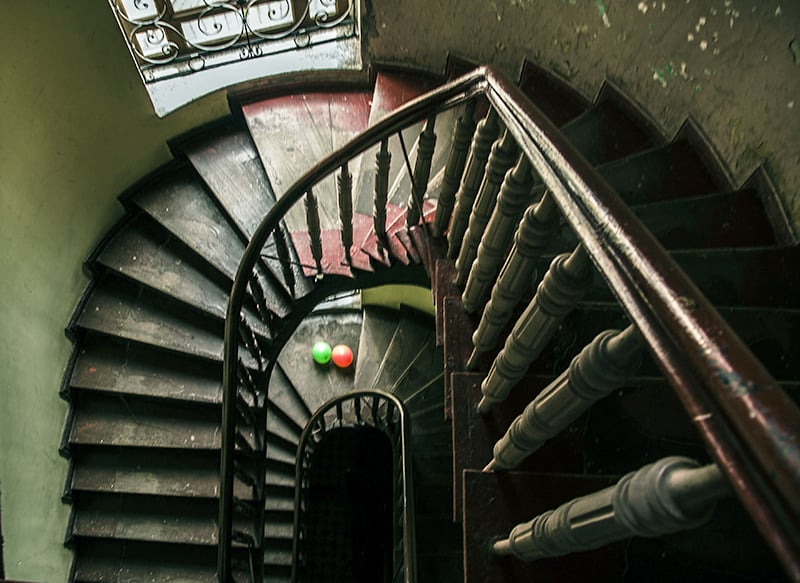 Monika Grobelna fotografuje wrocławskie kamienice. Klatki schodowe