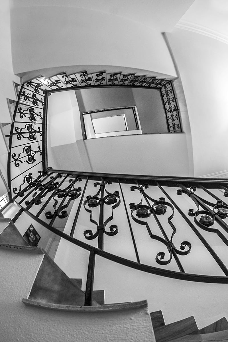 Monika Grobelna fotografuje wrocławskie kamienice. Klatki schodowe