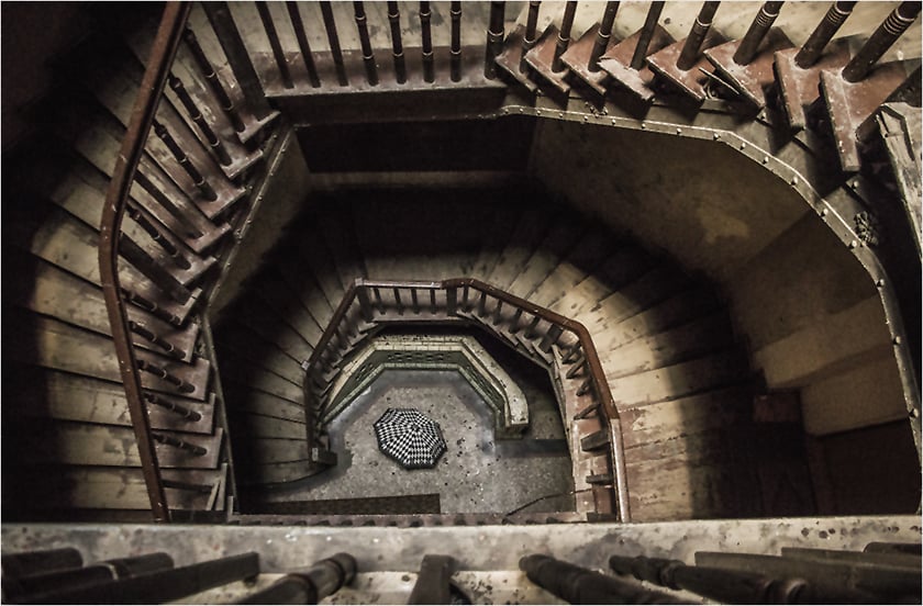 Monika Grobelna fotografuje wrocławskie kamienice. Klatki schodowe