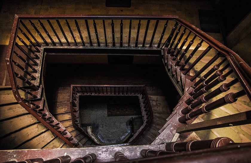 Monika Grobelna fotografuje wrocławskie kamienice. Klatki schodowe