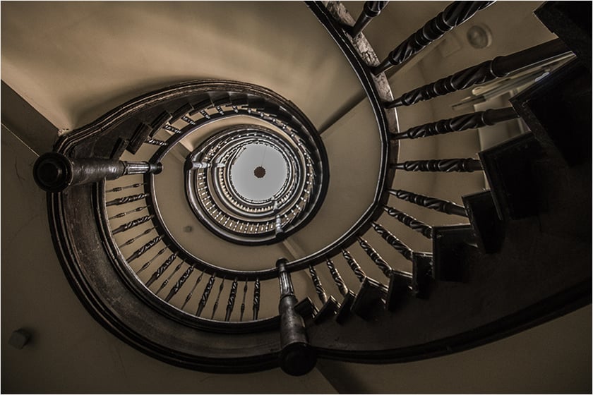 Monika Grobelna fotografuje wrocławskie kamienice. Klatki schodowe