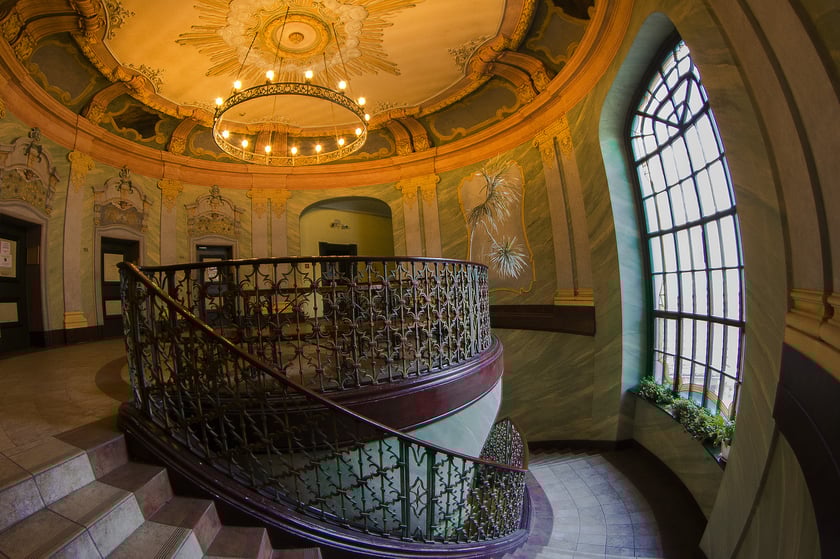 Monika Grobelna fotografuje wrocławskie kamienice. Klatki schodowe