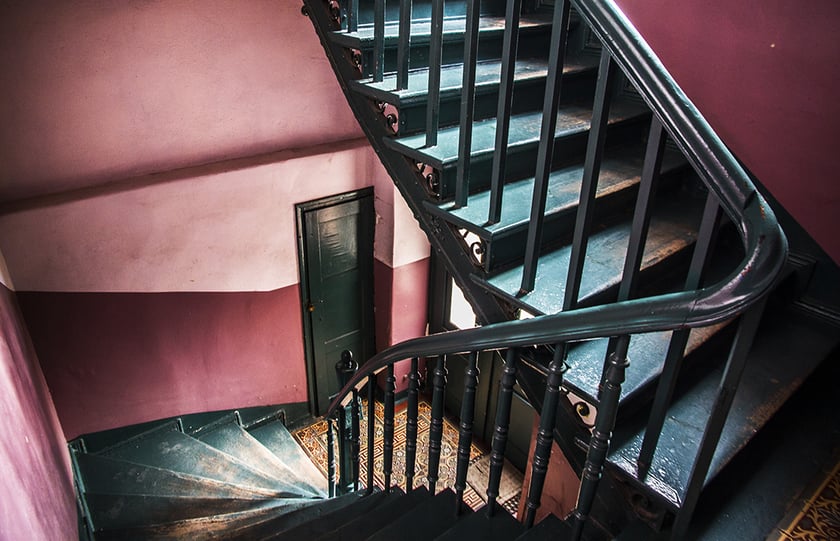 Monika Grobelna fotografuje wrocławskie kamienice. Klatki schodowe
