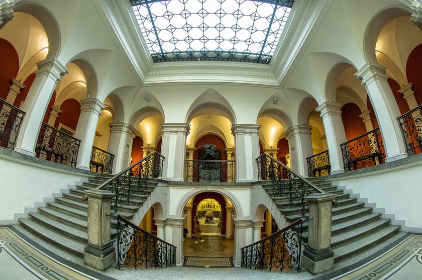 Monika Grobelna fotografuje wrocławskie kamienice. Klatki schodowe