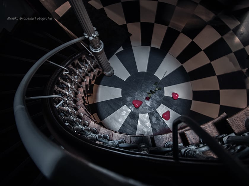 Monika Grobelna fotografuje wrocławskie kamienice. Klatki schodowe