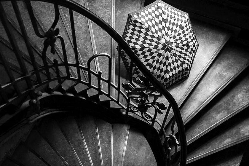 Monika Grobelna fotografuje wrocławskie kamienice. Klatki schodowe