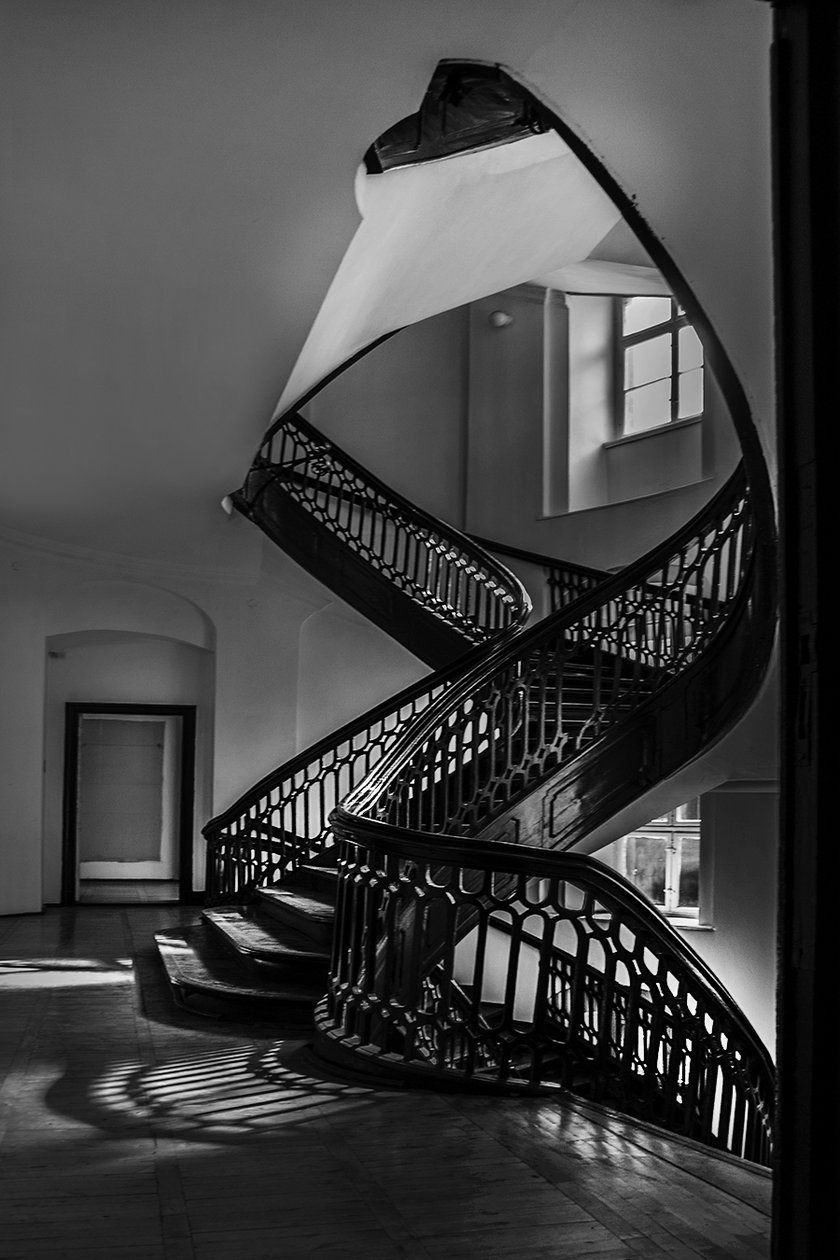 Monika Grobelna fotografuje wrocławskie kamienice. Klatki schodowe