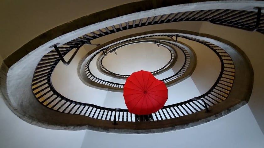 Monika Grobelna fotografuje wrocławskie kamienice. Klatki schodowe