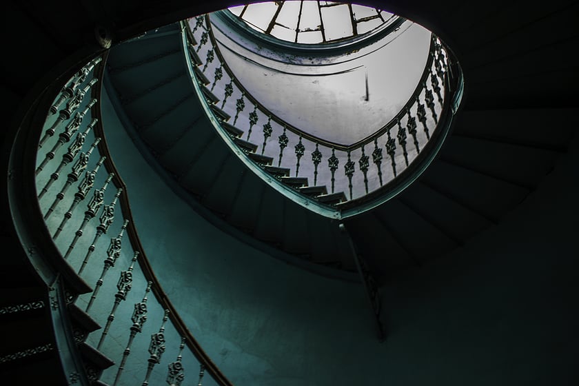 Monika Grobelna fotografuje wrocławskie kamienice. Klatki schodowe