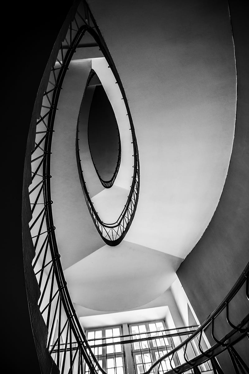 Monika Grobelna fotografuje wrocławskie kamienice. Klatki schodowe