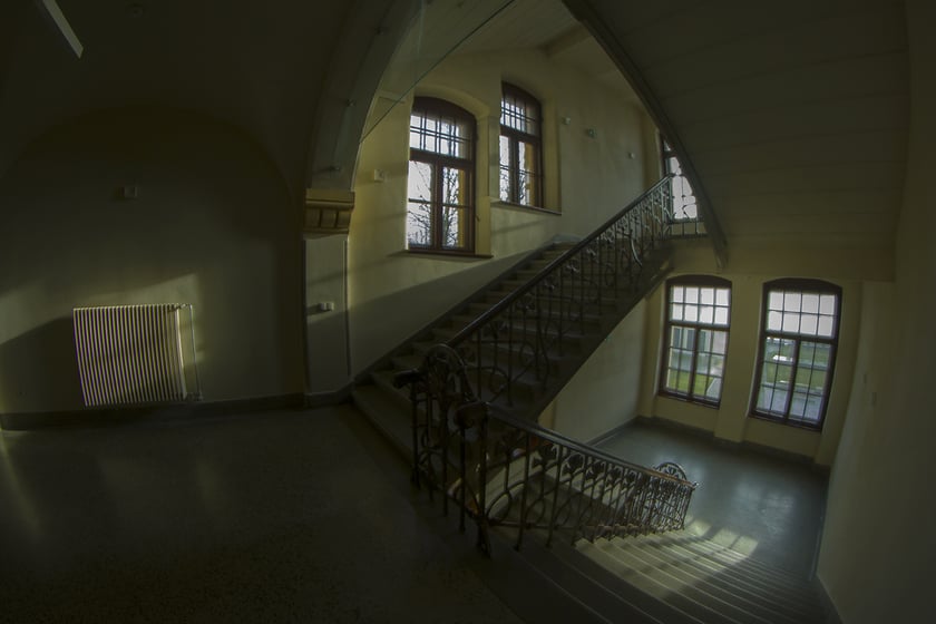 Monika Grobelna fotografuje wrocławskie kamienice. Klatki schodowe