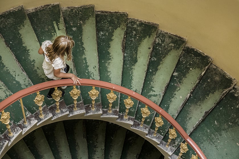 Monika Grobelna fotografuje wrocławskie kamienice. Klatki schodowe