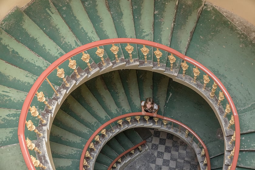 Monika Grobelna fotografuje wrocławskie kamienice. Klatki schodowe