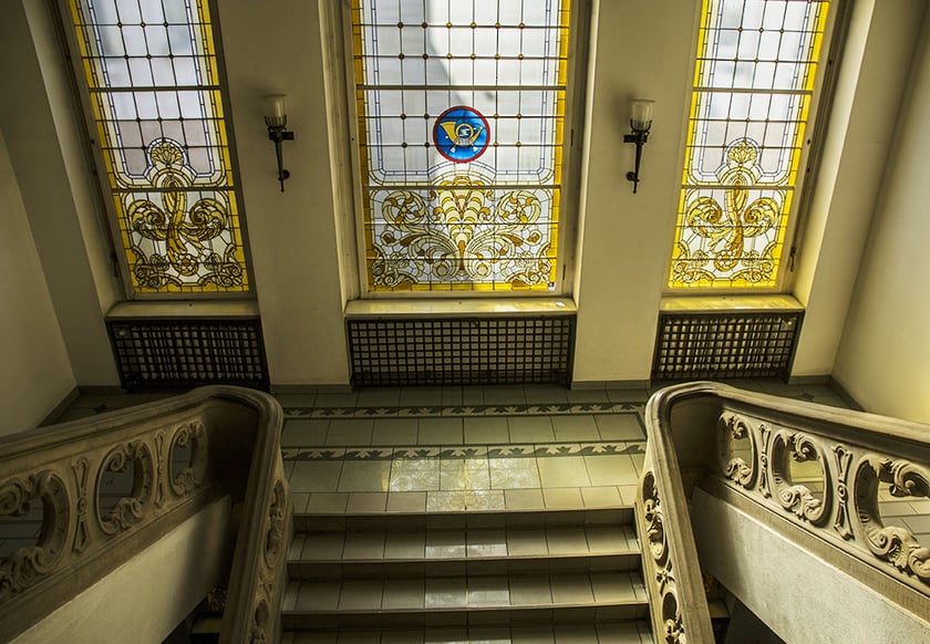 Monika Grobelna fotografuje wrocławskie kamienice. Klatki schodowe