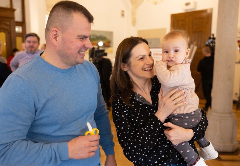 Konferencja w sprawie zmian w miejskim programie in vitro (15 grudnia 2023 r.) - Michał i Marta Bułka z Łucją