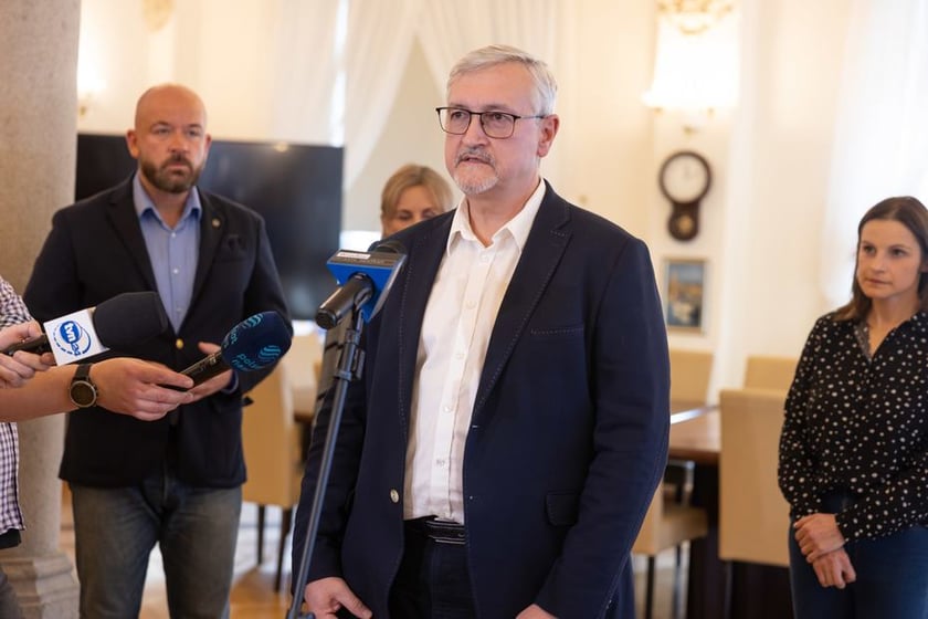 Konferencja w sprawie zmian w miejskim programie in vitro (15 grudnia 2023 r.) -&nbsp;dr Robert Gizler - lekarz specjalizujący się w leczeniu niepłodności, INVIMED Wrocław