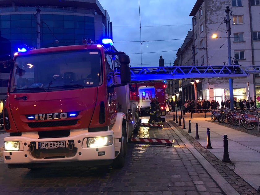 Z "ukrytym pożarem" walczy 5 jednostek straży pożarnej