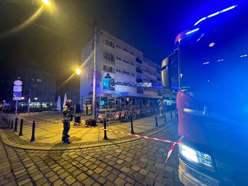Z "ukrytym pożarem" walczy 5 jednostek straży pożarnej