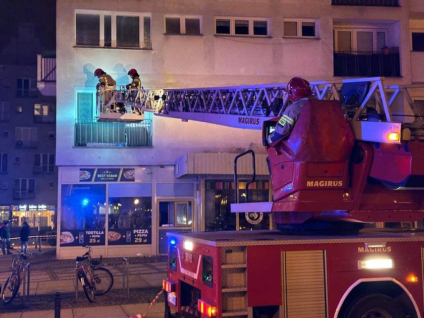 Z "ukrytym pożarem" walczy 5 jednostek straży pożarnej