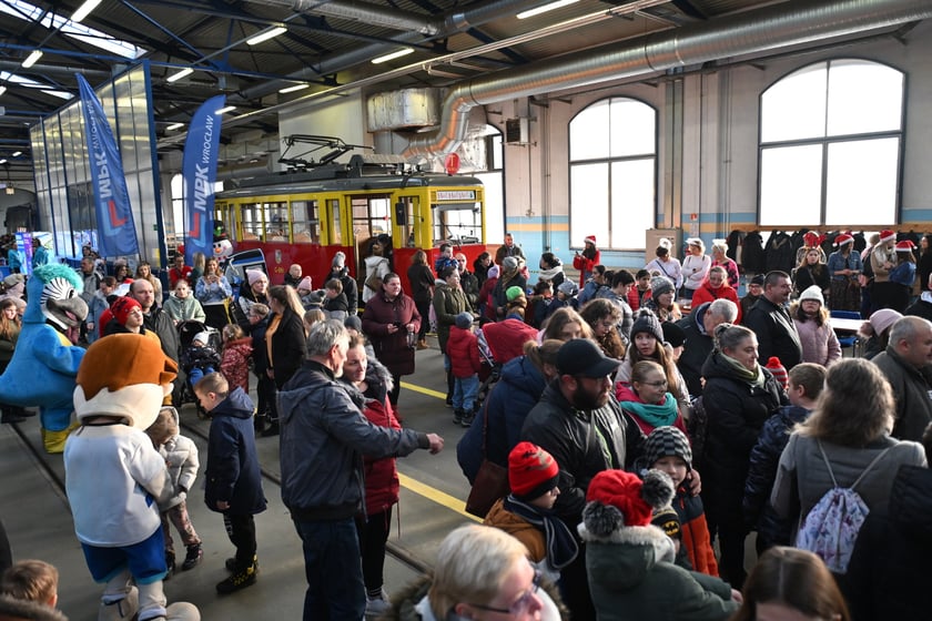 Spotkanie świąteczne z rozdawaniem paczek na zajezdni tramwajowej Borek.