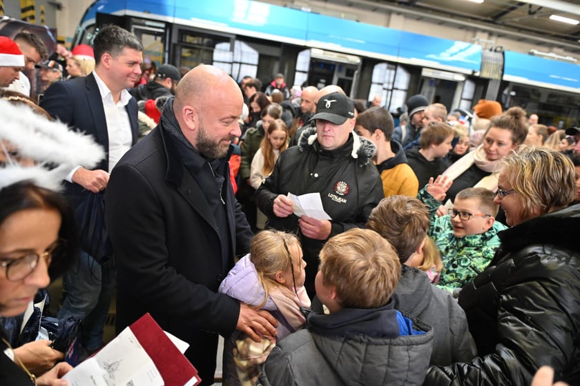 Spotkanie świąteczne z rozdawaniem paczek na zajezdni tramwajowej Borek.