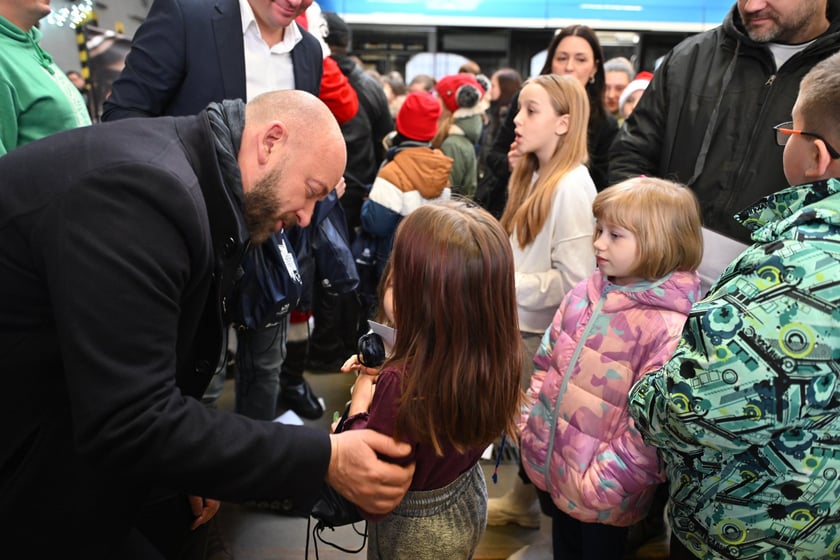 Spotkanie świąteczne z rozdawaniem paczek na zajezdni tramwajowej Borek.