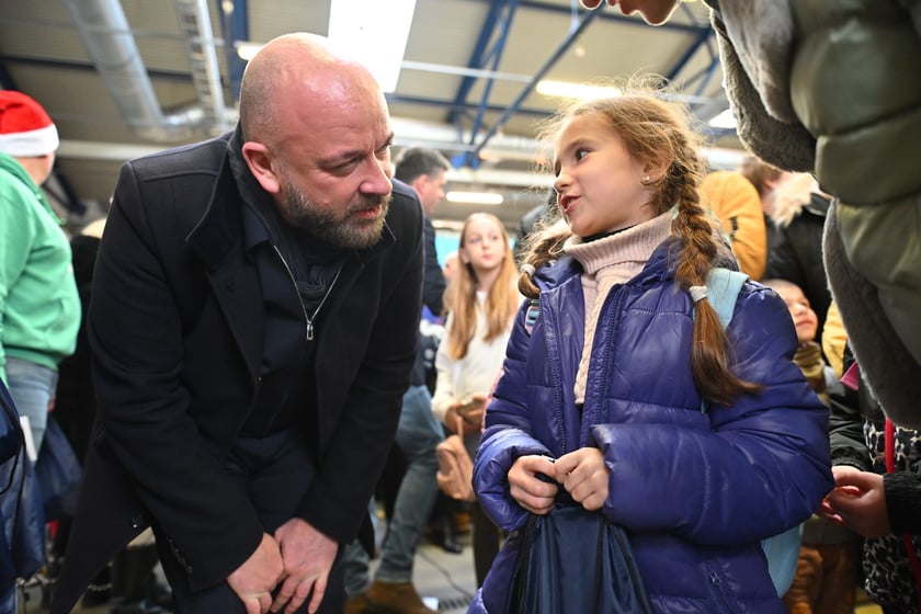 Spotkanie świąteczne z rozdawaniem paczek na zajezdni tramwajowej Borek.