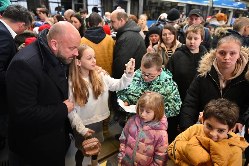 Spotkanie świąteczne z rozdawaniem paczek na zajezdni tramwajowej Borek.